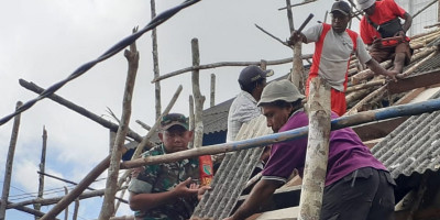 Peduli Gereja, Babinsa Koramil Numfor Bantu Bongkar Genteng Atap GKI Baitel Yenburwo