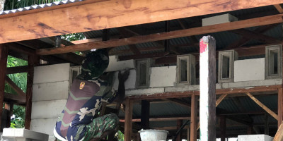 Anggota Satgas TMMD Ke-117 Kodim 1708/BN Pasang Ventilasi Jendela dan Pintu Rumah