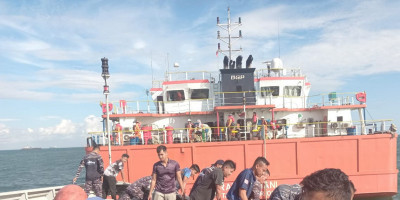 Aksi Cepat TNI AL Selamatkan Korban Kapal Terbakar di Muara Barito