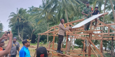 Kemanunggalan TNI-Rakyat, Babinsa Bantu Pemasangan Atap Kios Milik Warga Kampung Imbari
