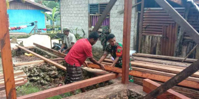 Wujud Kemanunggalan TNI-Rakyat, Babinsa Bantu Bangun Rumah di Kampung Maniri
