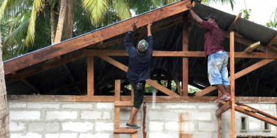 Anggota Satgas TMMD Ke-117 Kodim 1708/BN Kerjakan Pemasangan Lisplang Rumah