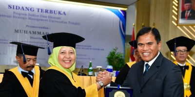 Lulus Cumlaude, Kasal Resmi Sandang Gelar Doktor Dari Universitas Trisakti
