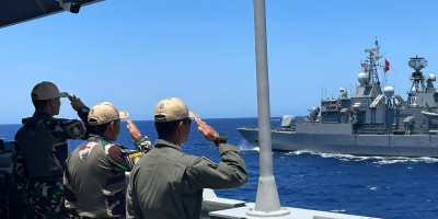 KRI Frans Kaisiepo-368 unjuk Kehandalan Manuver Bersama Unsur MTF-UNIFIL di Laut Mediterania