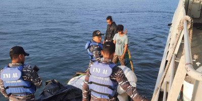 TNI AL Berhasil Gagalkan Penyelundupan Pakaian Bekas Ilegal Dari Malaysia
