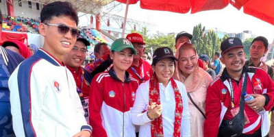 Menteri KPPPA, I Gusti Ayu Bintang Darmawati Uji Coba Pemanasan Cabor Gateball dihadapan Para Atlit