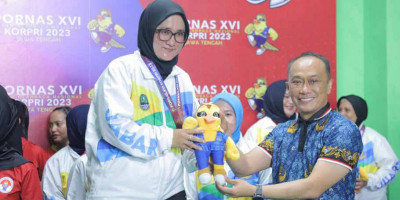 Kemenpora Kawinkan Emas Beregu Pa/Pi Tenis Meja dalam Pornas XVI Korpri