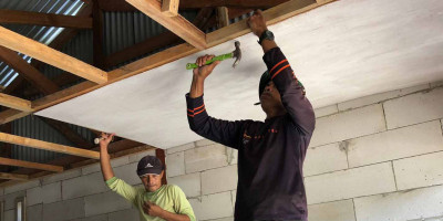 Anggota Satgas TMMD Kodim 1708/BN Tahap Pemasangan Plafon Rumah Nomor Empat