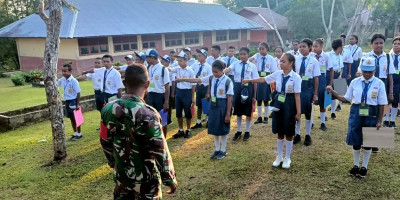 Tanamkan Disiplin, Babinsa Latih PBB kepada Siswa Baru SMPN 1 