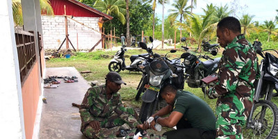 Jaga Stamina, Anggota Satgas TMMD Ke-117 Kodim 1708/BN Rutin Periksa Kesehatan