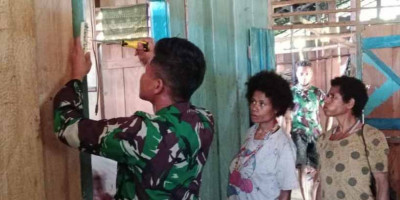 Terangi Rumah Warga, Inilah yang Dilakukan Satgas Yonif 143/TWEJ di Papua
