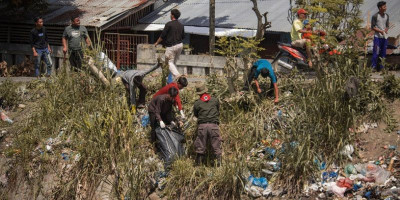 Cara Pemuda Mengatasi Tumpukan Sampah di Pinggir Sungai