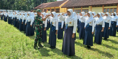 Babinsa Pos Selopuro Latih PBB dan Kedisiplinan kepada Siswa Siswi SMP Negeri 1