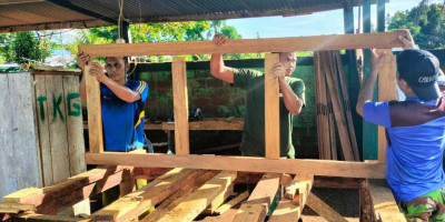 Satgas TMMD 117 Kodim 1708/BN Memasuki Proses Pembuatan Kusen Daun Pintu Rumah