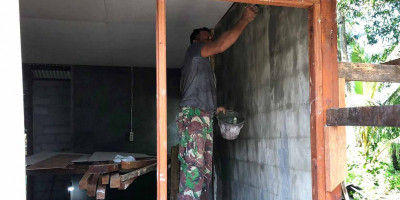 Satgas TMMD Ke-117 Kodim 1708/BN Mulai Pengacian Dinding Rumah