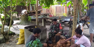 Sambangi Warga Binaan, Babinsa Bantu Kupas Kelapa Tua untuk Dijadikan Kopra
