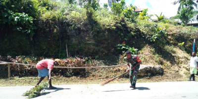 Ciptakan Lingkungan Sehat, Babinsa Bersama Warga Bersihkan Jalan di Kampung Yomdori