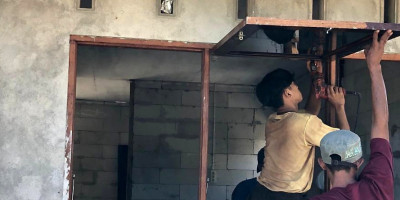 Satgas TMMD 117 Kodim 1708/BN Mulai Pemasangan Jendela dan Pintu Rumah Warga