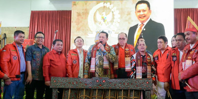 Ketua MPR RI Bamsoet Ajak Pemuda Batak Bersatu Rawat Nilai-Nila Kearifan Lokal