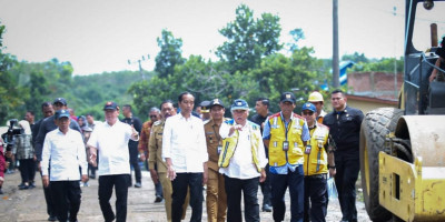 Presiden Jokowi Tinjau Dimulainya Penanganan Jalan Daerah di Bengkulu Utara