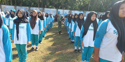 Tanamkan Disiplin, Anggota Pos Selopuro Latih PBB ke Siswa-Siswi Baru SMP Negeri 1 Selopuro Blitar