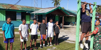 Raih Cita-Cita, Babinsa Berikan Latihan Fisik kepada Pemuda Pulau Numfor