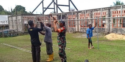 HUT GKI Sikhem, Babinsa Supiori Selatan Bantu Warga Dirikan Tenda untuk Ibadah