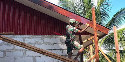 Satgas TMMD Kodim 1708/BN Lakukan Pengecetan Papan Lisplang Atap Rumah 