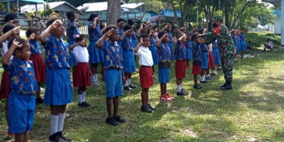 Waktu Istirahat, Babinsa Posramil Biak Timur Berikan Wasbang kepada Pelajar SD