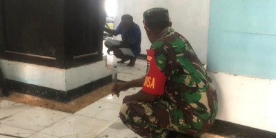 Bangun Sarana Ibadah, Babinsa Bantu Warga Pasang Keremik di GKI Elim