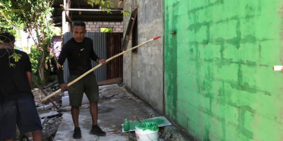 Anggota Satgas TMMD Ke-117 Kodim 1708/BN Mulai Pengecatan Dinding Rumah