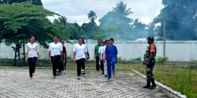 Sambut HUT ke -78 RI, Babinsa Posramil Biak Timur Melatih Gerak Jalan Petugas Puskesmas