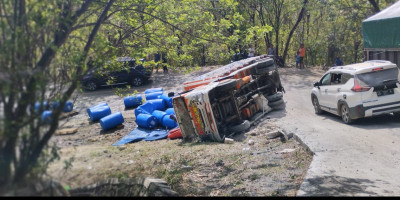 Sering Kejadian, Truk Gagal Nanjak di Tanjakan Pola Mata Akibat Overloading