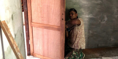 Anggota Satgas TMMD Kodim 1708/BN Mulai Pemasangan Kunci Pintu Rumah