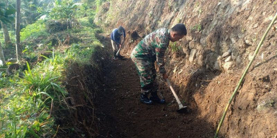 Selalu Hadir di Tengah Masyarakat, Babinsa Koramil Doko Bantu Pembangunan Saluran Irigasi