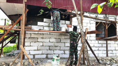 Anggota Satgas TMMD Kodim 1708/BN Pasang Batu Batako Rumah Warga