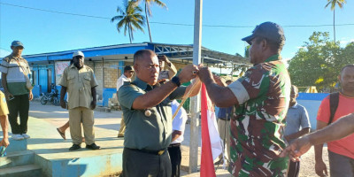 Bangkitkan Semangat Warga, Dandim 1708/BN Bagikan 1000 Bendera Merah Putih