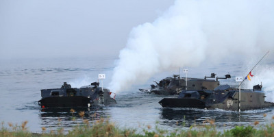 Mendarat dan Menang, Marinir TNI AL Daratkan Pasukan Amfibi di Pantai Banongan