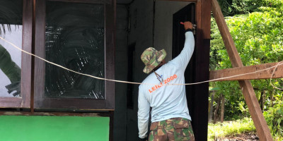 Satgas TMMD 117 Kodim 1708/BN Pengecatan Tiang Rumah Milik Warga
