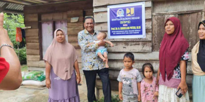 Abdullah Puteh Serahkan Bantuan Aspirasi Rehab Rumah BSPS Di Aceh Tamiang