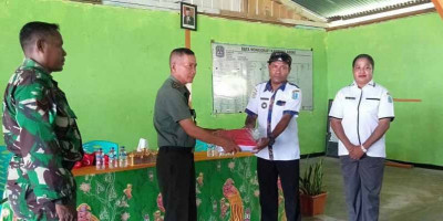 Bangkitkan Rasa Nasionalisme, Koramil 1708-01/Biak Kota Bagikan Bendera Merah Putih kepada Warga