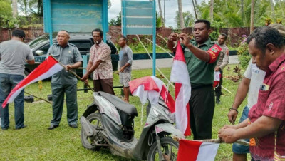 Jelang HUT Ke-78 RI, Babinsa Bagikan Bendera  Merah Putih kepada Warga Binaannya