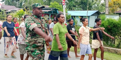Sambut HUT ke-78 RI, Babinsa Posramil Biak Timur Latih Gerak Jalan Ibu-Ibu PKK