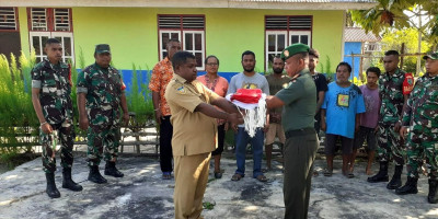 Jelang HUT Ke-78 RI, Koramil 1708-05/Numfor Bagi Bendera Merah Putih kepada Warga Binaan