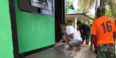 Satgas TMMD Kodim 1708/BN Mulai Pengacian Teras Rumah Milik Warga 