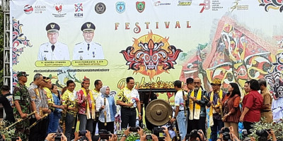 Bupati Hendra Resmi Buka Festival Babukung Tahun 2023