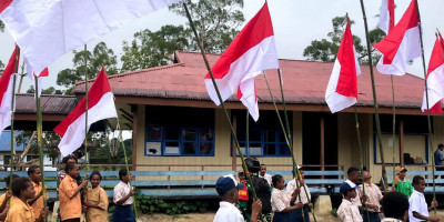 Satgas Yonif 310/KK bersama Pelajar Kibarkan Bendera Merah Putih di Perbatasan, 