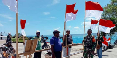 Sambut HUT RI, Babinsa Biak Kota Ajak Warga Pasang Bendera Merah Putih