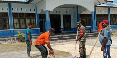 Sambut 17 Agustus di Kampung Bosnik, Babinsa dan Staf Distrik Biak Timur Cor Lapangan Upacara