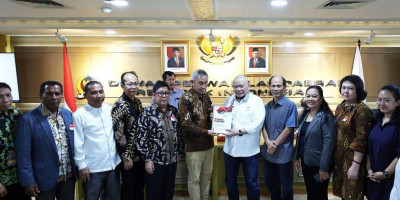 Dukung Perjuangan DPD RI, BAMAG LKK Indonesia Sematkan LaNyalla PIN The Miracle of Nusantara
